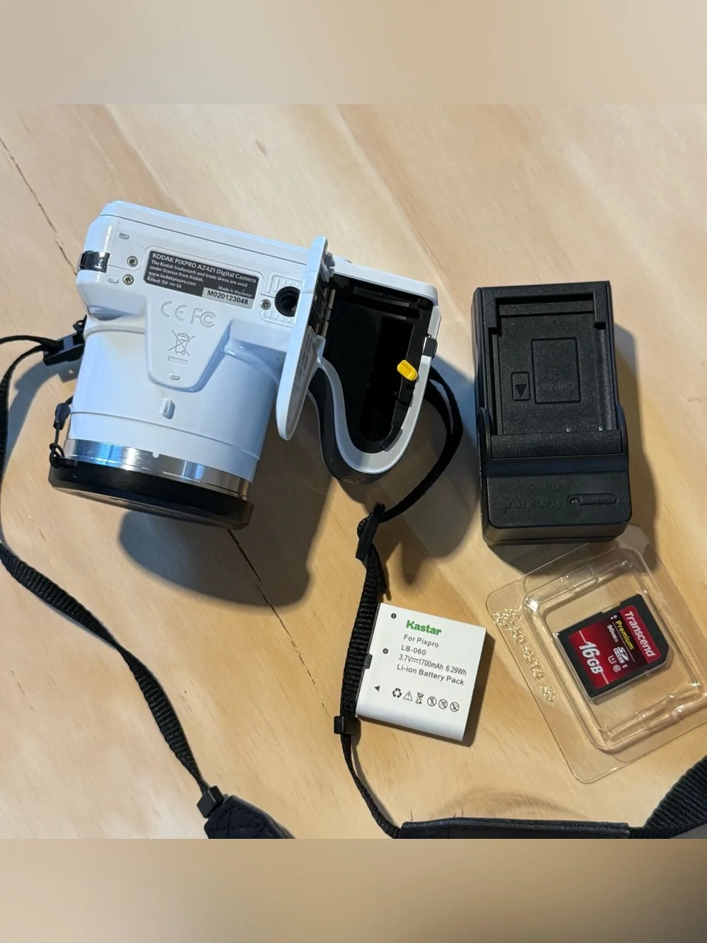 Kodak PIXPRO AZ421 16.0 MP Digital Camera Wht Tested Good w/Bat-Char-SDCard Read
